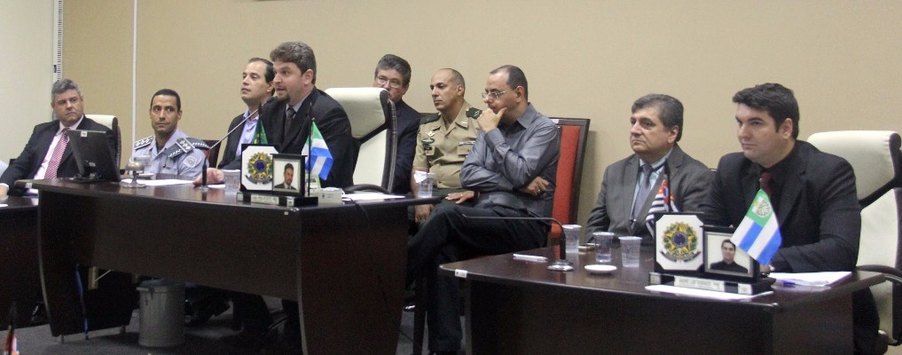 Mesa composta por Daniel Sotto, prefeito eleito André Vieira, padre Gerson Cavalin, diretor da Uniesp Marco Antonio, delegado Ermenegildo,  tenente PM/CB Fernanda Camilo, Comandante Ubirajara Pisani e  subtenente do TG Francisco  Amorim 